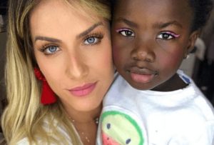 10 famosas que adotaram seus filhos