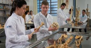 8 coisas bizarras que já fizeram com cadáveres humanos
