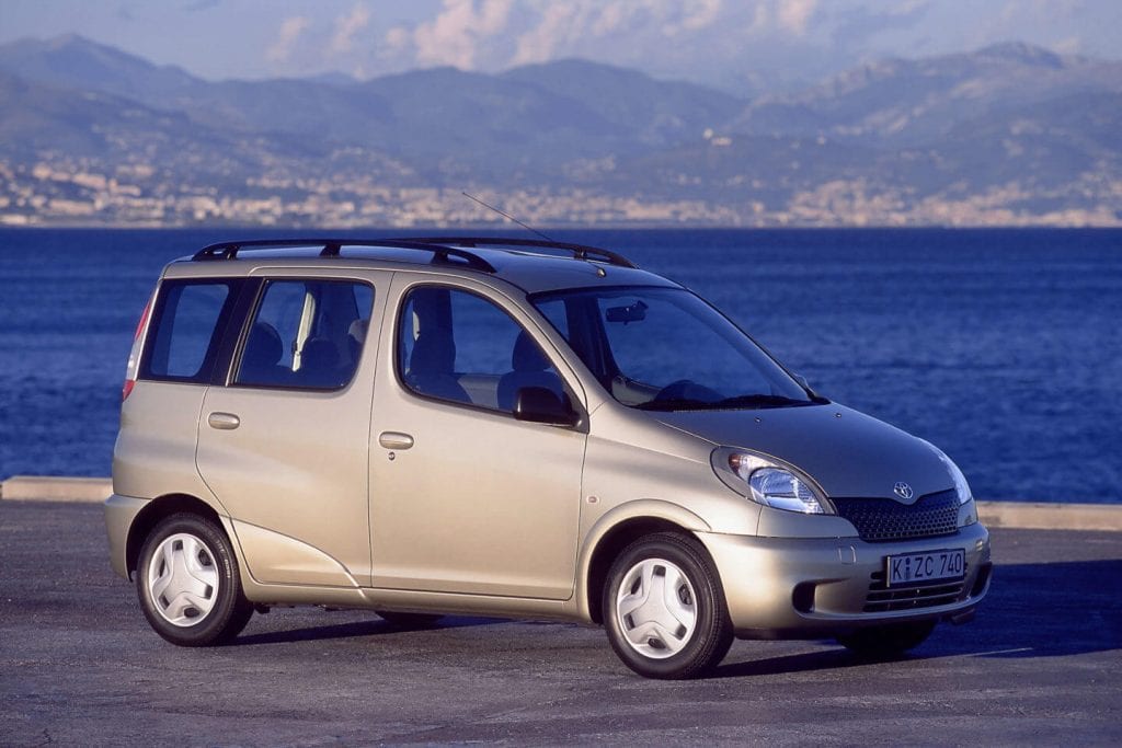 carros feios - toyota yaris verso
